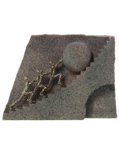FIGURA RESINA HOMBRES SUBIENDO PIEDRA - Imagen 1