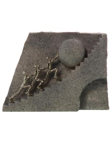 FIGURA RESINA HOMBRES SUBIENDO PIEDRA - Imagen 1