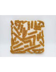 COJÍN HILOS TRAZOS MOSTAZA 45*45 CMS - Imagen 1